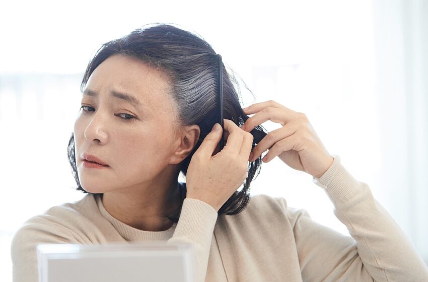  🟡头发变白，原来是这里出了毛病！只要每天吃点它就能让你的白发黑回去！