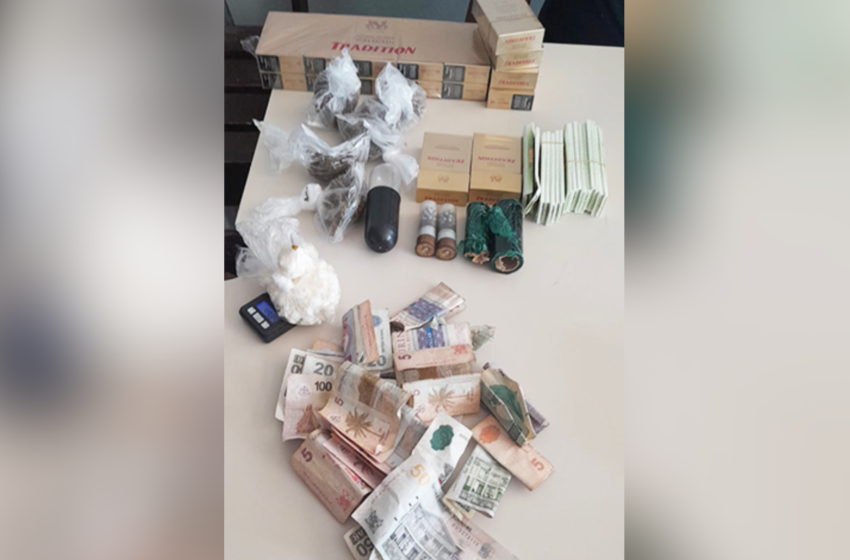  🟢一名抢劫犯被捕，物品被没收