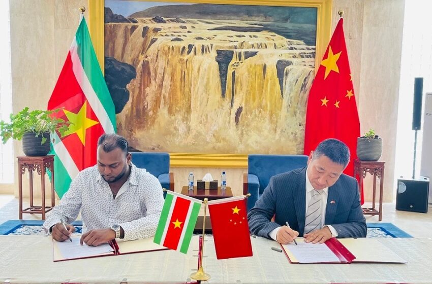  🌟韩镜大使出席中国援苏里南瓦尼卡医院抗疫和医疗设备交接仪式