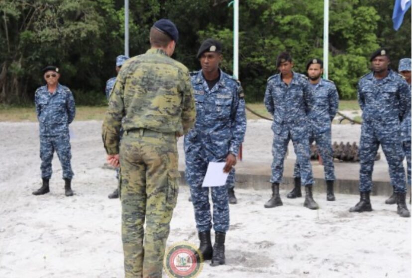  苏里南士兵在河流行动方面接受荷兰军方培训