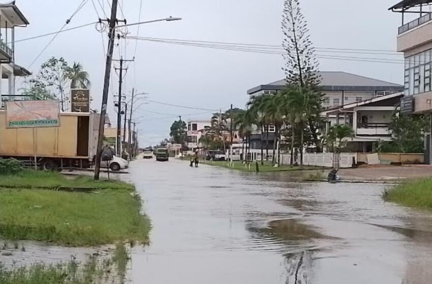  大雨造成帕拉马里博北区周围公路发生洪涝