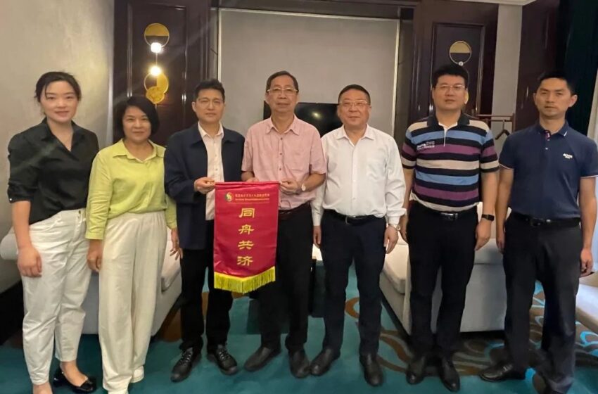  苏里南华侨华人社团联合总会会长李学雄一行来蓉体验中医药，为四川中医药点赞