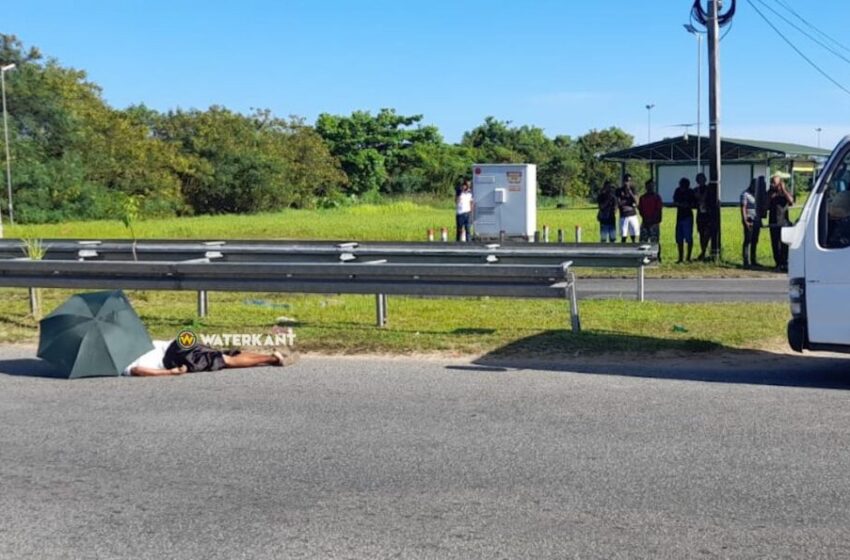  一名女性过马路时遭车祸而死亡