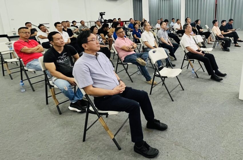  苏里南与国际货币基金对话的主要谈判官向华人群体讲解IMF合作计划的情况