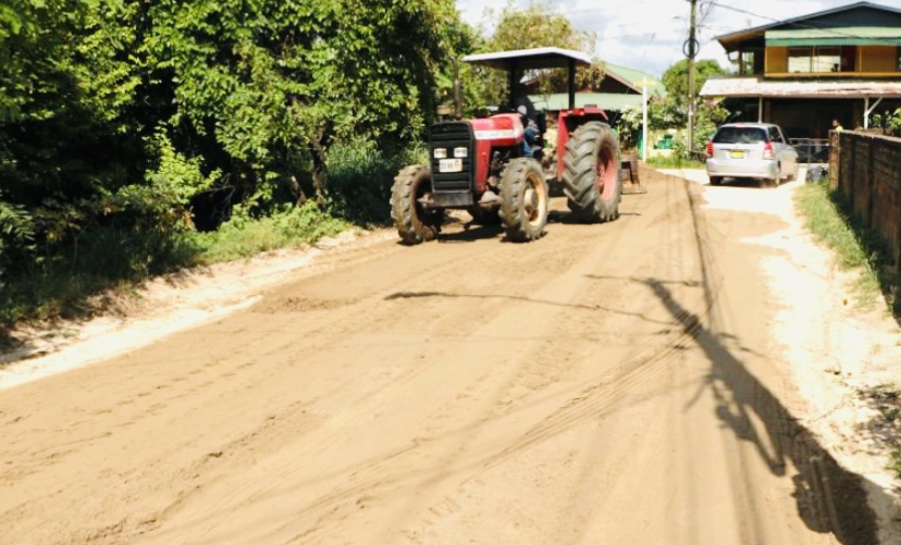  政府开始改善帕拉马里博第一阶段的道路工程