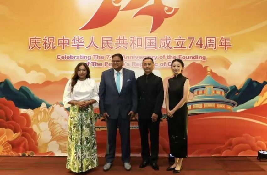  -驻苏里南使馆举行招待会隆重庆祝中华人民共和国成立74周年