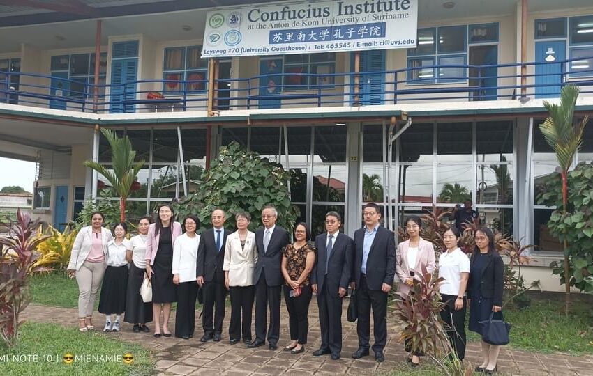  中国国际交流协会副会长艾平率代表团到访苏里南大学孔子学院