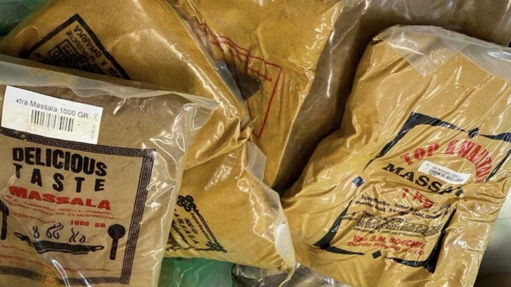  荷兰海关部门发现来自苏里南的可卡因藏在咖哩包里