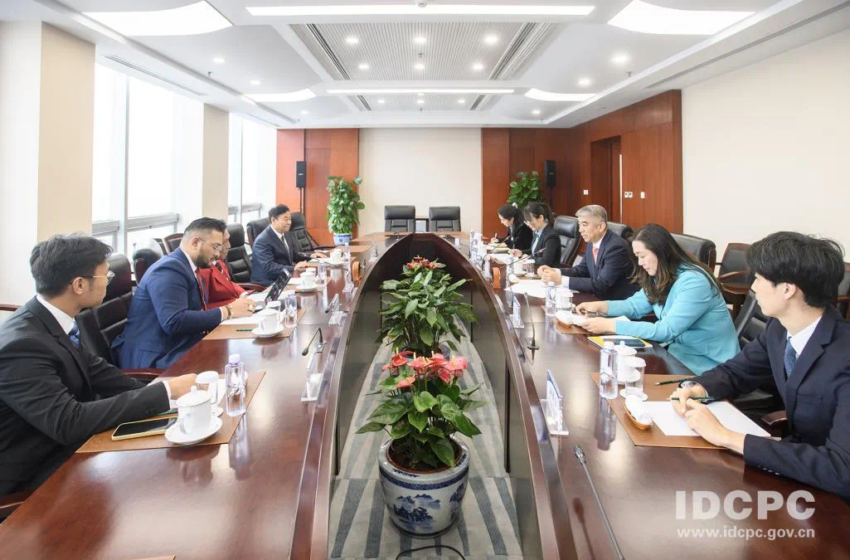  【陈洲会见苏里南崇高真理党代表团】