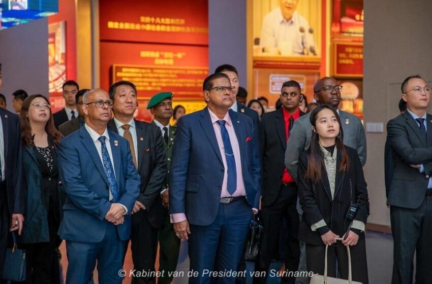  总统Santokhi在北京参观中国共产党历史展览馆