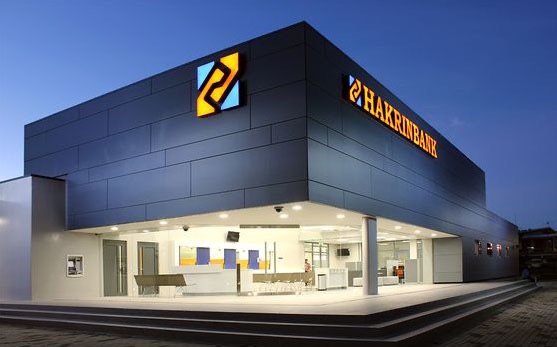  Hakrinbank银行的员工们将在今年内加工资32.5%