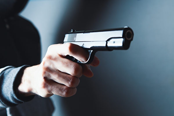  抢劫案受害者在现场死亡