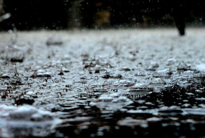  排水系统不能应付每天100豪米的降雨量