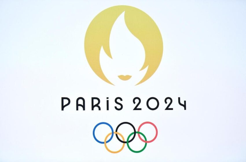  苏里南河上的船队游行庆祝2024年奥运会开幕
