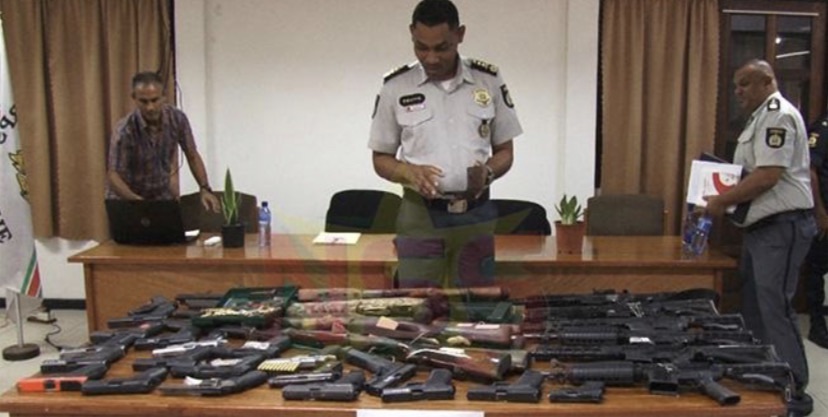  警察部队合作追踪非法武器的来源