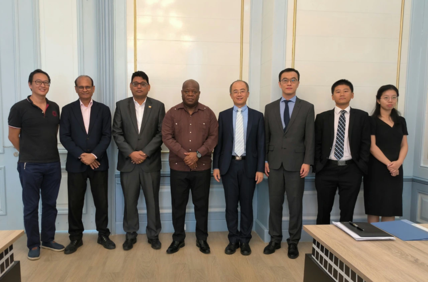  【驻苏里南使馆临时代办刘振华拜会苏国民议会议长贝】