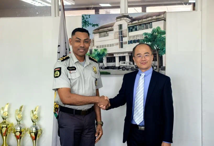  【驻苏里南使馆临时代办刘振华会见苏警察总局局长艾萨克斯】