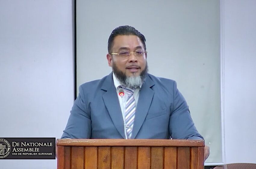  内政部长Bronto Somohardjo 承认面对政治风浪
