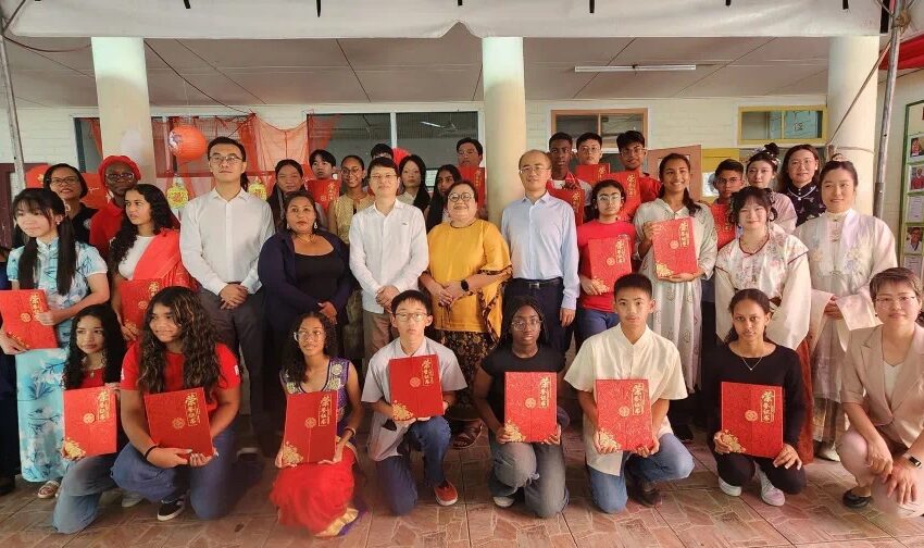  【驻苏里南大使林棘出席“中国大使奖学金”颁奖仪式】