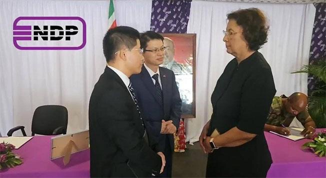  中国大使在Ocer签署Bouterse吊唁册