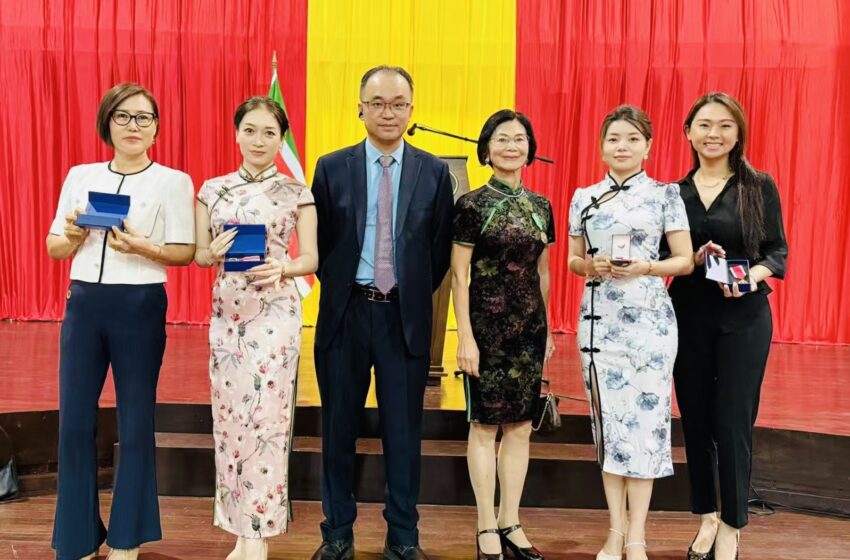  【苏里南政府妇女节隆重表彰杰出女性 四位华人代表荣膺国家荣誉勋章】