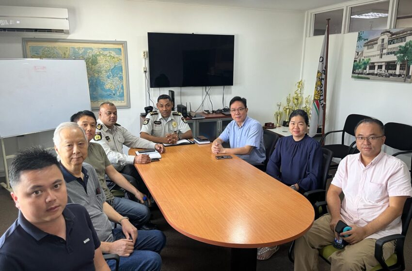  【苏里南华侨华人社团联合总会拜会苏警察总长Isaacs，就治安事宜交换意见】