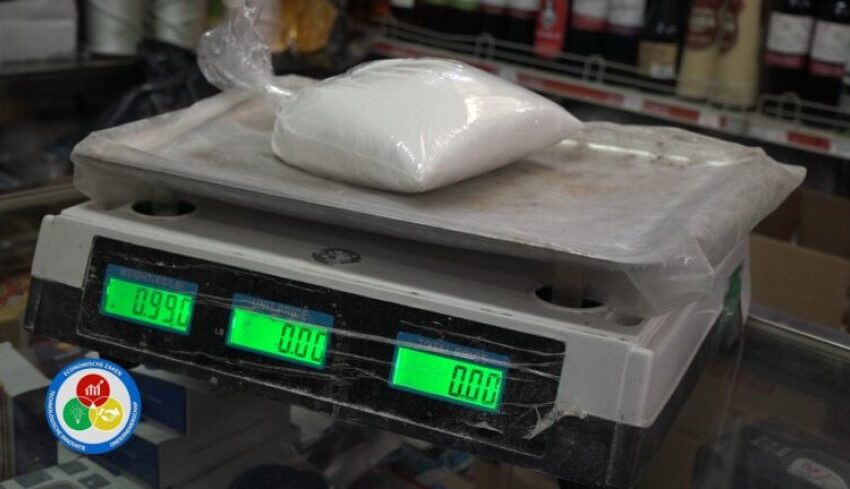  查货员单位在帕拉马里博和瓦尼卡检查中发现未经批准的秤具