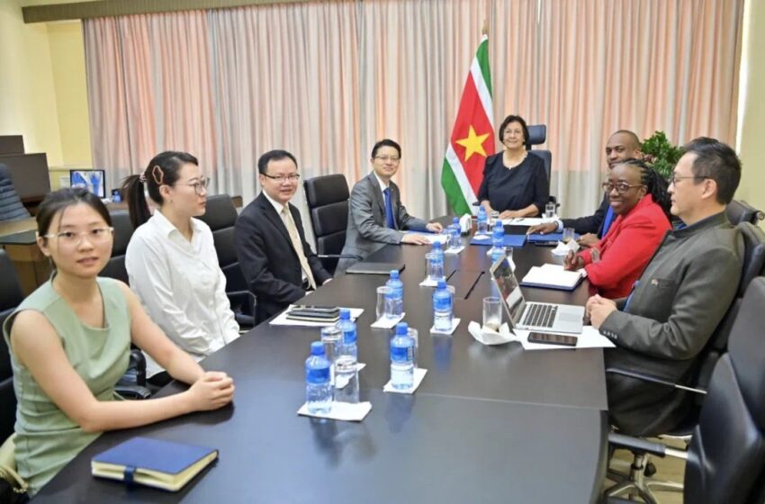  【中国驻苏里南大使林棘拜会苏里南新任总统西蒙斯】