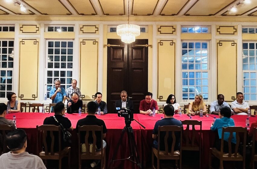  【工商部长与各侨团侨领在广义堂举行主题为店主遇到的各种问题座谈会】
