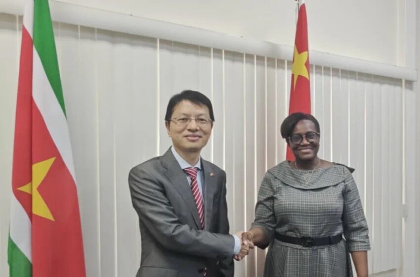  【中国驻苏里南大使林棘拜会苏新任财政部长韦纳曼】