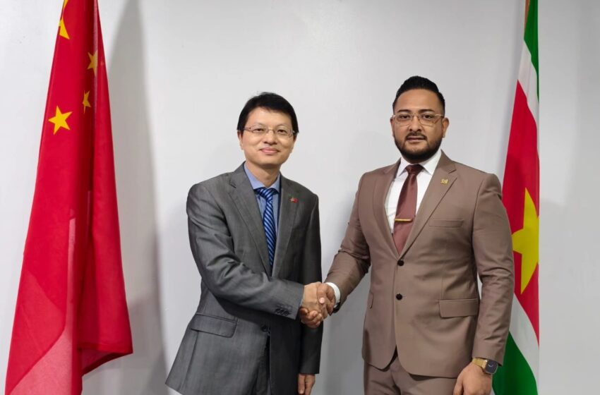  【中国驻苏里南大使林棘拜会苏新任国防部长拉姆萨兰】