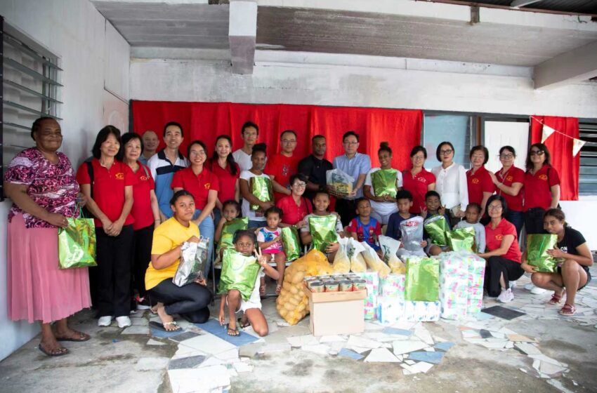  苏华总会和华人妇女会一起向老人院、孤儿院捐赠节日礼品和物资