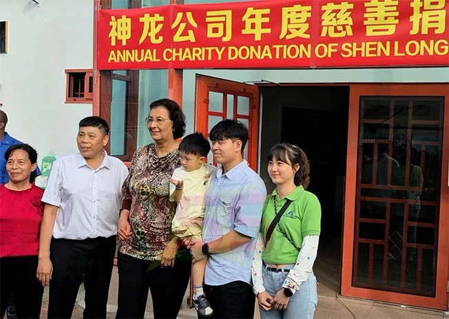  神龙纸业公司向15家社会机构捐赠圣诞物资，总统赞赏善举