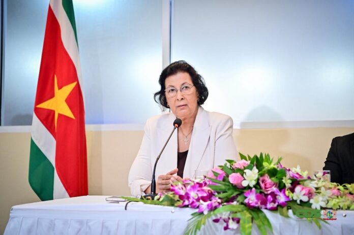  西蒙斯总统：”指责荷兰阻挠苏里南发展非本党所言，是Venetiaan前总统的主张”
