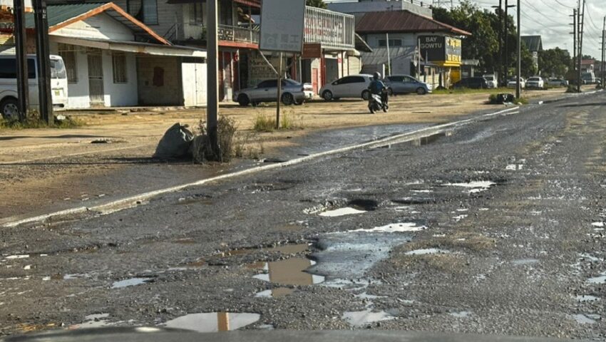  刘静航议员呼吁重视道路破损带来的安全隐患