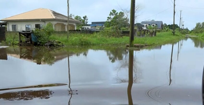  Abarcostraat居民恳请地区专员紧急处置积水顽疾