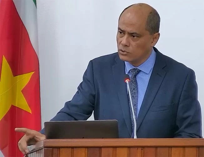  NPS党团领袖Pawiroredjo质疑副总统府人员规模，Rusland作出解释
