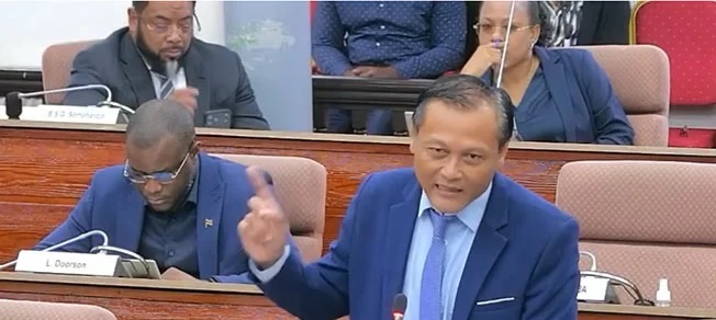  议长Adhin要求Wijnerman财长就EBS总裁言论作出澄清；Sapoen提出强烈批评